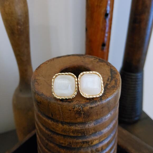 Riah Fashion Jewelry - Women's Fashion Homaica Marble Stud Earrings in Champagne White